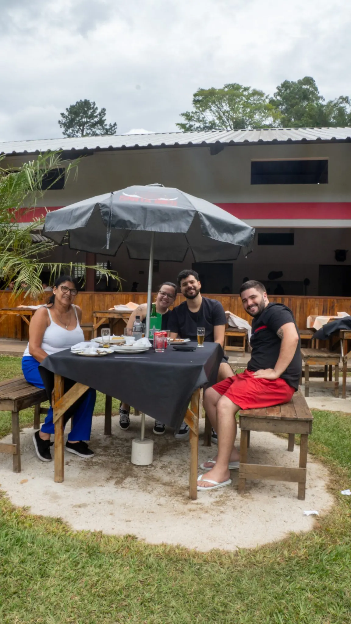 Família reunida à mesa em festa de aniversário ao ar livre no Rancho Santa Inês