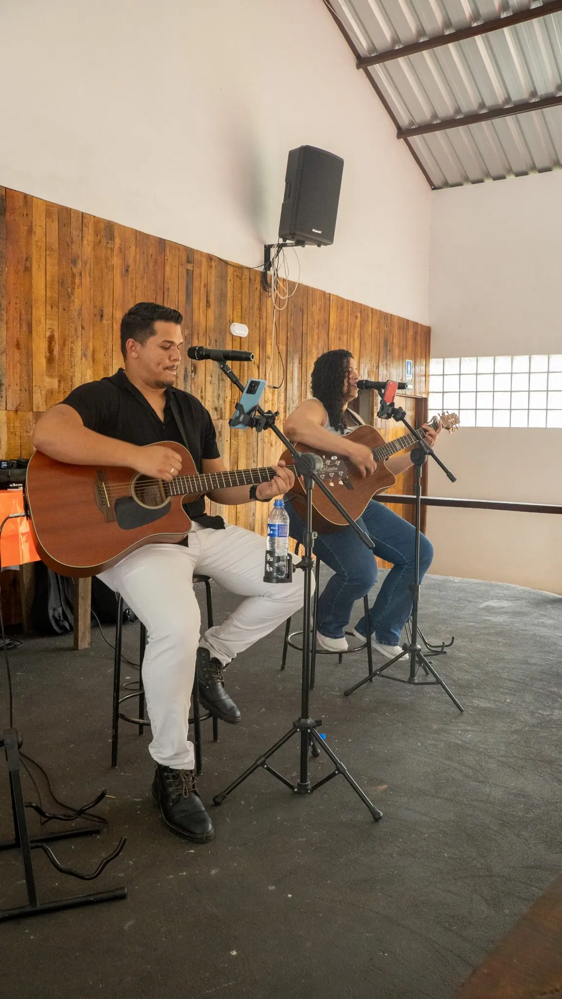 Dupla tocando música ao vivo no salão do Rancho Santa Inês